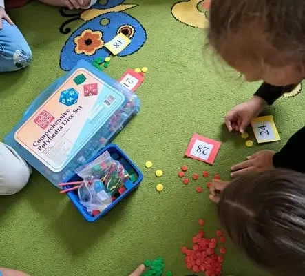 Matematyka na dywanie – innowacyjne zajęcia w klasie 2a