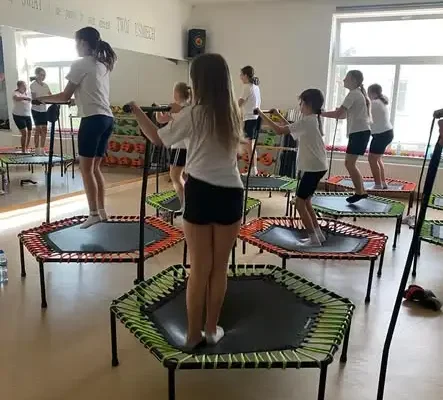Uczniowie klas 5 i 6 z energią na trampolinach Jumping Frog
