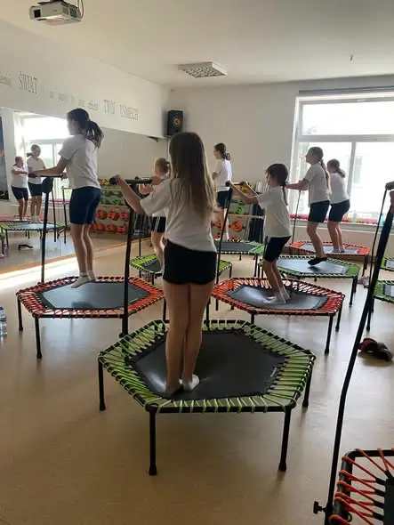 Uczniowie klas 5 i 6 z energią na trampolinach Jumping Frog