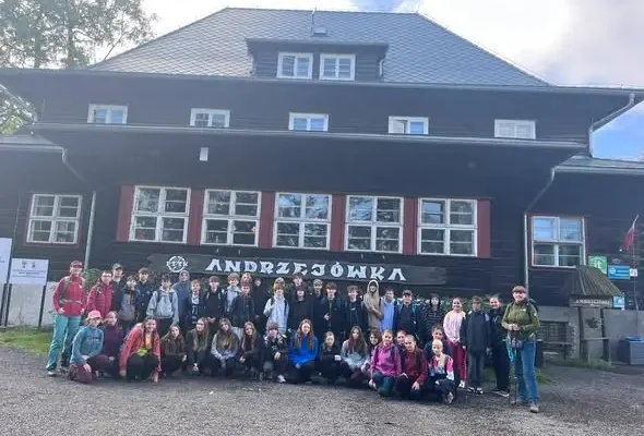 Uczniowie z Bogatyni odkrywali Dolny Śląsk – zamki, góry i teatr