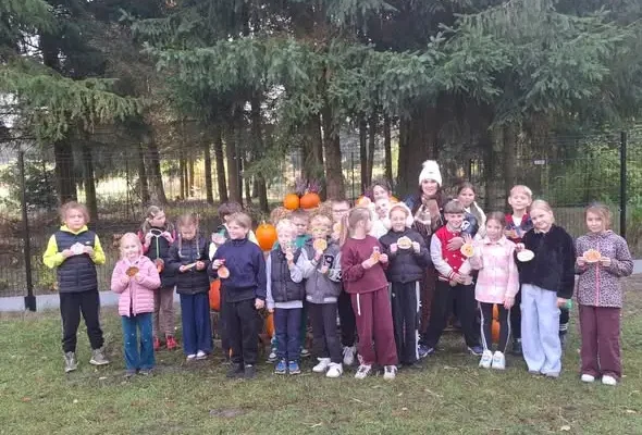 Uczniowie z klas 2b, 3a i 3b na wycieczce w Alpaczym Ranczu w Iłowej