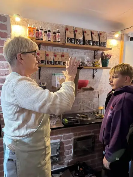 Warsztaty w Domu Alchemika – uczniowie tworzyli mydełka i budowali domki