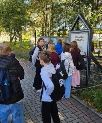 Bogatynia: uczniowie wzięli udział w międzypokoleniowym czytaniu i odsłonięciu rzeźby włókniarki