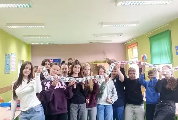 Łańcuch Życzliwości w SP2 Zgorzelec – uczniowie, nauczyciele i rodzice łączą siły