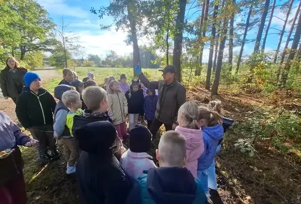 Uczniowie z klas 2a i 2b odkrywali tajemnice lasu w Nadleśnictwie Ruszów