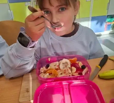 Owocowa sałatka w klasie 2b