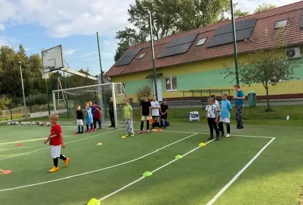 Piłkarskie zajęcia dla dzieci w Ręczynie – sport, zabawa i owoce