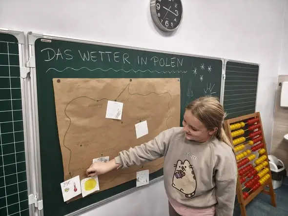 Klasa 3b w roli prezenterów pogody – nauka niemieckiego przez zabawę