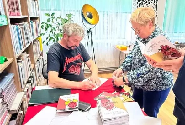 Piotr Pilarski zaprezentował poezję w węglińskiej bibliotece