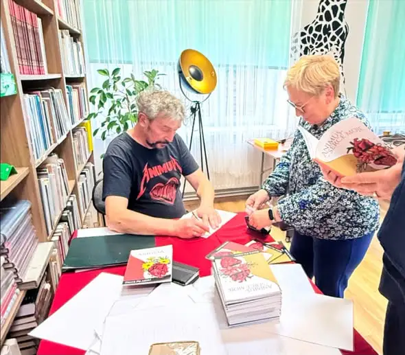 Piotr Pilarski zaprezentował poezję w węglińskiej bibliotece