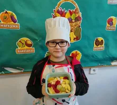 Klasa 3b uczyła się o zdrowym odżywianiu i przygotowała sałatkę owocową