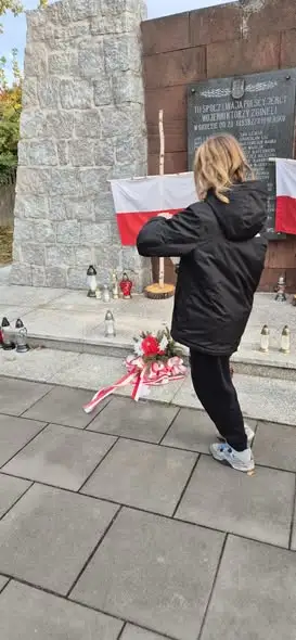 Uczniowie klasy 7a oddali hołd polskim jeńcom wojennym